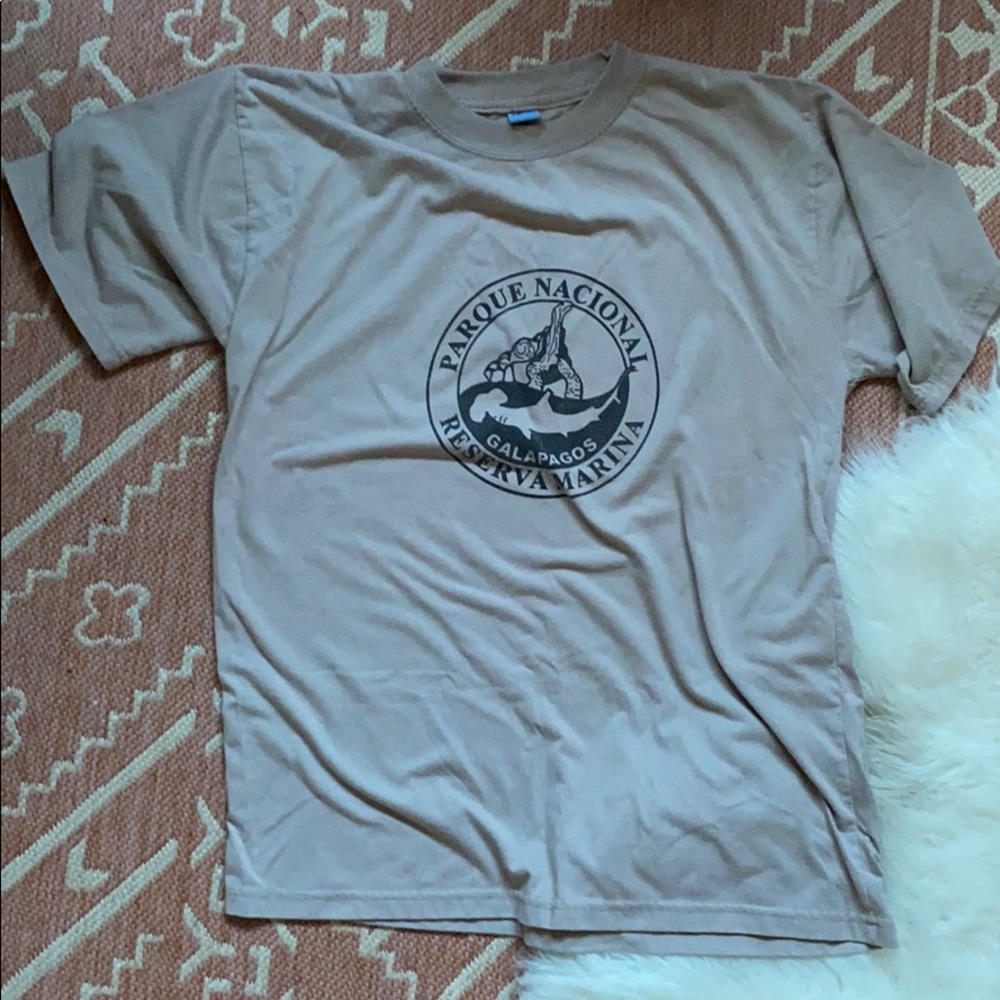 Vintage Tee Size Large Galapagos Island EUC